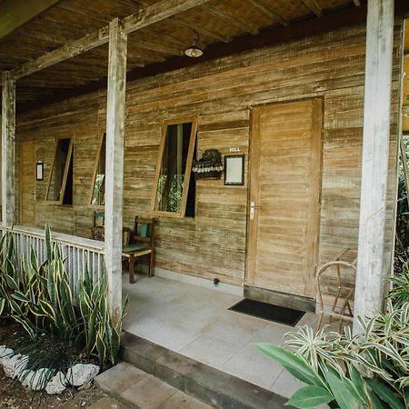 Acala Hostel & Reef Bar Toyapakeh Exterior photo