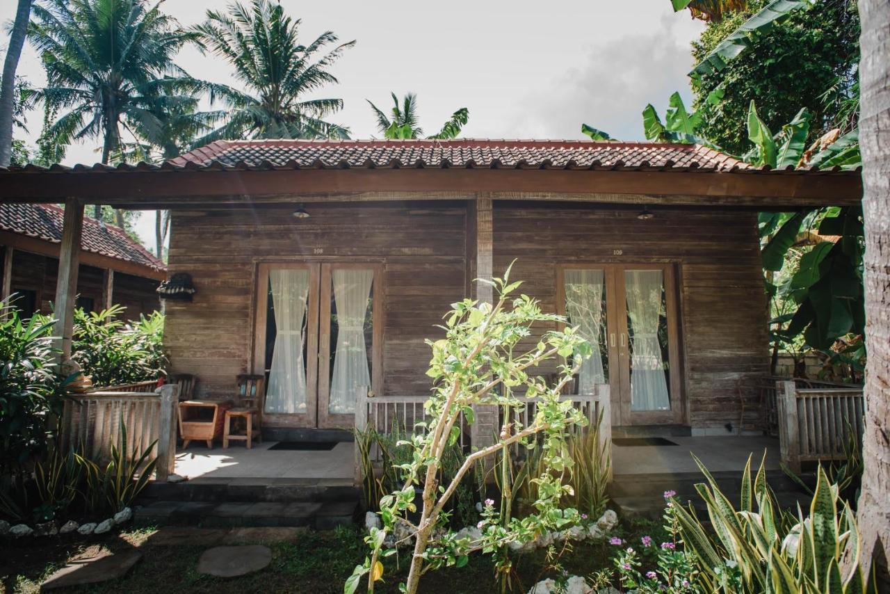 Acala Hostel & Reef Bar Toyapakeh Exterior photo