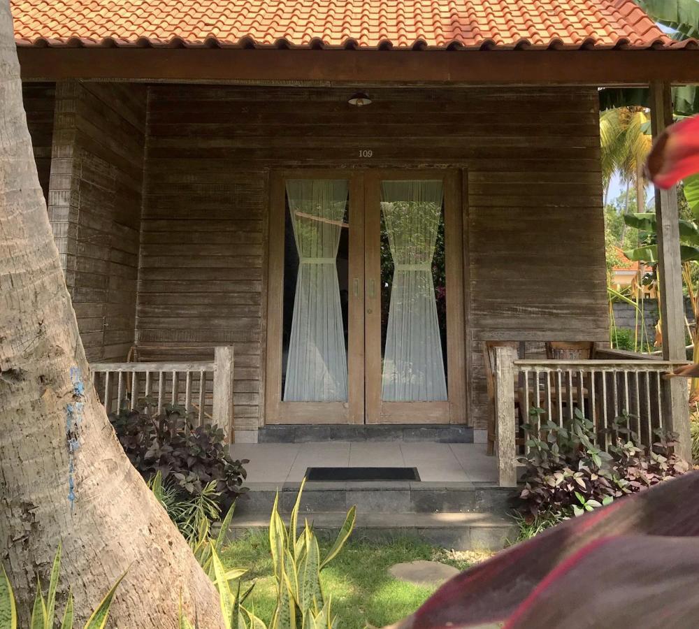 Acala Hostel & Reef Bar Toyapakeh Exterior photo